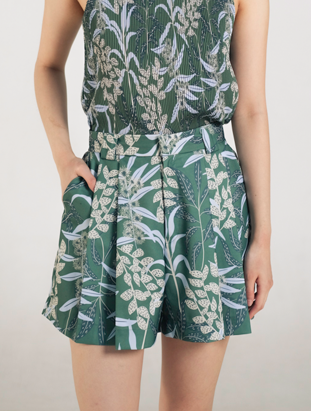 Blake Pleated Shorts in Anthurium