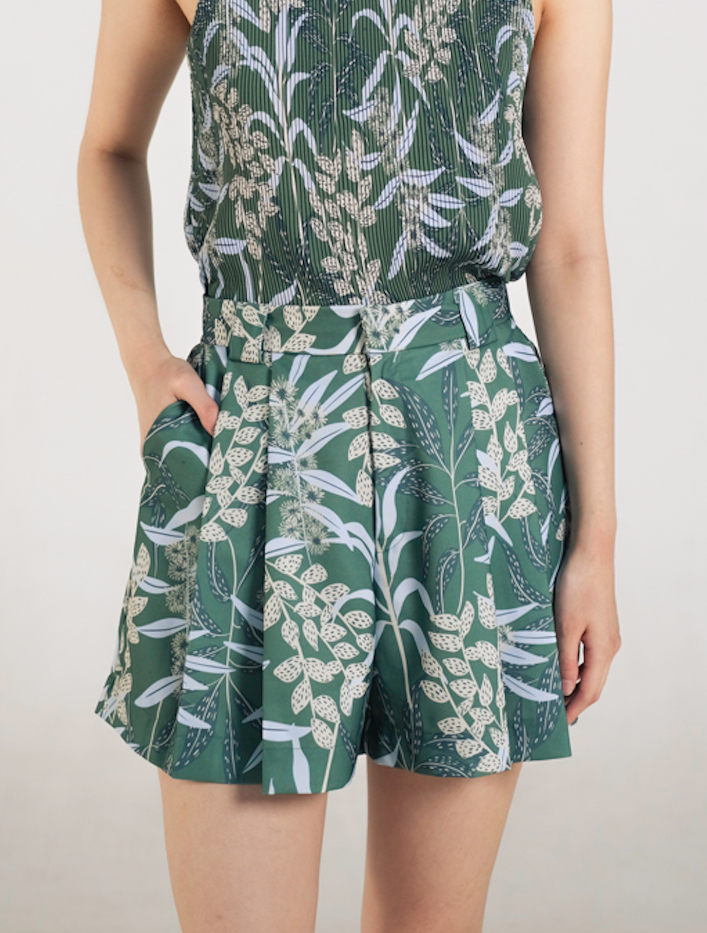 Blake Pleated Shorts in Anthurium